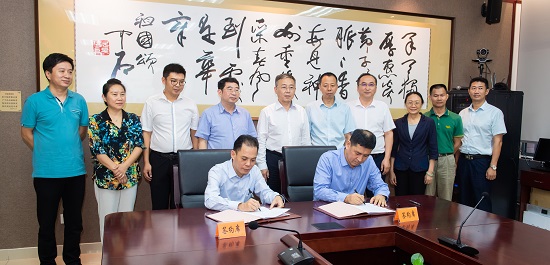 1569223351079094544.jpg 与海南基础教育合作签约_20190922_0134.jpg